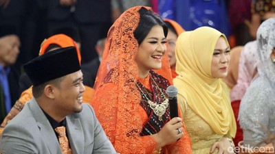 Foto: Jadi Pengantin Mandailing, Kahiyang Fresh Berkebaya Oranye