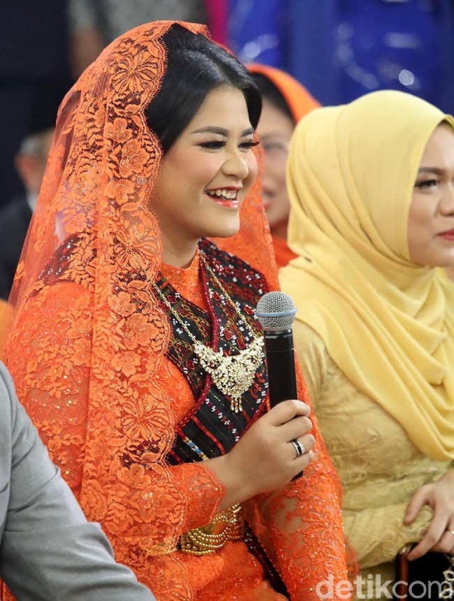 Kahiyang masih menjalani pesta adat di Medan. Setelah pemberian marga yang kini namanya menjadi Kahiyang Ayu Siregar, hari ini, Jumat (24/11/2017) hingga beberapa hari ke depan, pesta adat Mandailing masih terus berlanjut. Foto: Grandyos Zafna