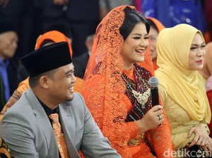 Foto: Jadi Pengantin Mandailing, Kahiyang Fresh Berkebaya Oranye