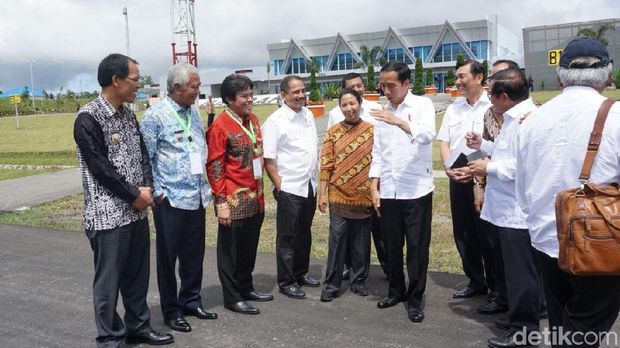Jokowi beserta jajaran menteri dan Dirjen Perhubungan Udara Kemenhub (Jordan/detikTravel)