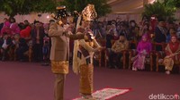 Kahiyang juga memakai bulang atau hiasan kepala adat Mandailing. (Foto: Dok. CNN Indonesia TV)