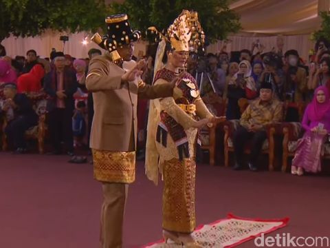 Pesta Adat Berlanjut, Kahiyang Ayu Ganti Kebaya dari Oranye Jadi Emas