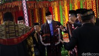 Manortor diikuti para tetua adat.