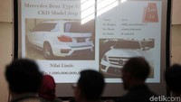 Zufri memborong 5 lukisan, mobil Lexus LX570, sejumlah perhiasan, dan beberapa jam tangan Rolex. Totalnya Rp 2,5 miliar keluar dari kantong Zufri.