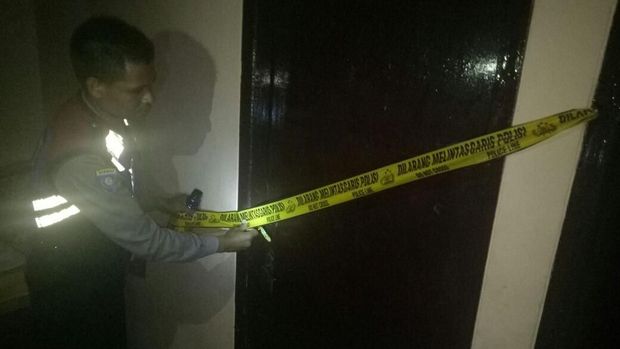 Polisi mem-police line kamar korban
