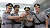 (Ki-ka) Brigjen Yan Fitri, Brigjen Rikwanto, Irjen Setyo Wasisto, dan Kombes Mohammad Iqbal melakukan salam komando dalam upacara serah terima jabatan di gedung Divisi Humas Polri, Jalan Trunojoyo, Kebayoran Baru, Jakarta Selatan, Jumat (24/11/2017).
