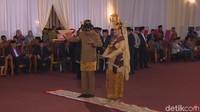 Kahiyang dan Bobby lalu meninggalkan lokasi pesta adat (Foto: Dok. CNN Indonesia TV)
