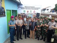 Nenek Majenah Menangis Haru Rumahnya Dibedah Aparat Cirebon