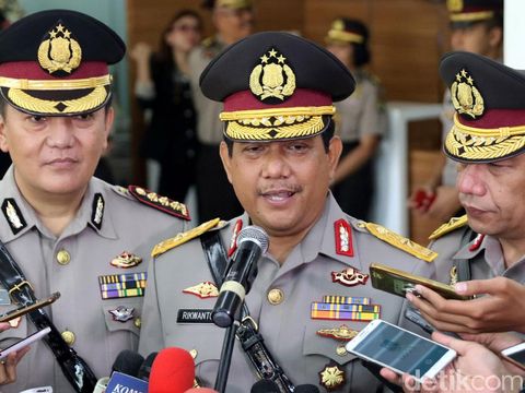 Kapolrestabes Surabaya Kombes Mohammad Iqbal resmi mengemban jabatan Kepala Biro Penerangan Masyarakat (Karo Penmas) Divisi Humas Polri dalam acara serah terima jabatan di Mabes Polri, Jakarta, Jumat (24/11). Iqbal menggantikan Brigjen Rikwanto yang dimutasi sebagai Kepala Biro Multimedia Divisi Humas Polri.