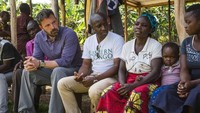 Ben ternyata mendirikan sebuah organisasi hibah dan advokasi yang terfokus mengayomi masyarakat Kongo. Pada kunjungannya Ben berkunjung ke kebun kopi, suatu taman nasional Afrika, dan juga bermain dengan anak-anak di Kongo. Salut! (benaffleck/Instagram)