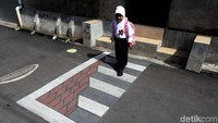 Seorang anak terlihat berpose di depan kamera.