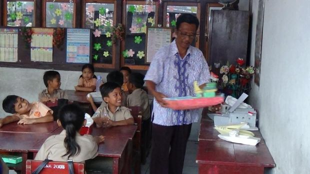 Wakil Kepala Sekolah SDN Ini Nyambi Jadi Kuli Bangunan