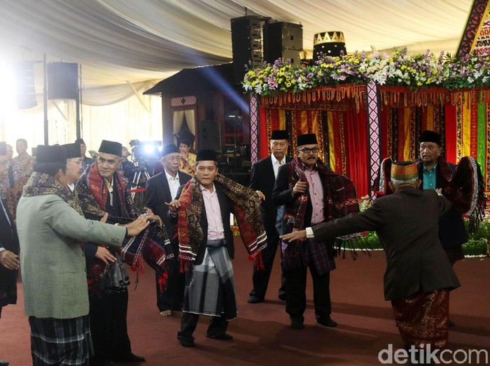 Sederet prosesi adat Mandailing di pernikahan Kahiyang Ayu-Bobby Nasution berlangsung hari ini. Setelah Manyantan Gondang dan Gordang Sambilan, para tetua adat menari tortor atau marnortor.