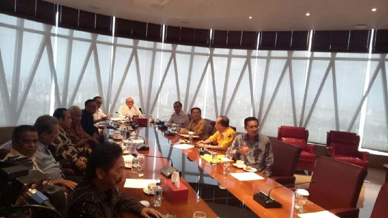 Tiba di Bakrie Tower, Idrus akan Laporkan Nasib Novanto ke Ical Cs Tiba di Bakrie Tower, Idrus akan Laporkan Nasib Novanto ke Ical Cs