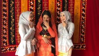 Poppy juga mengunggah kekompakan ini di akun Instagramnya. Dia menulis #mangaloalomora sebagai caption.  (Foto: Instagram Poppy Dewinta)