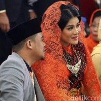 Adapun ulos khas Mandailing tampak menyilang di area dada berikut kalung dan sabuk emas bernuansa etnik. Tidak ketinggalan veil atau kerudung renda yang menginjeksikan sentuhan anggun. Foto: Grandyos Zafna