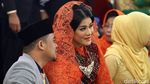 Foto: Senyum Bahagia Kahiyang-Bobby di Pesta Adat
