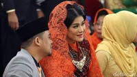 Kahiyang dan Bobby duduk di lokasi acara bersama para tetua adat dan tamu undangan sebelum melaksanakan sejumlah prosesi.