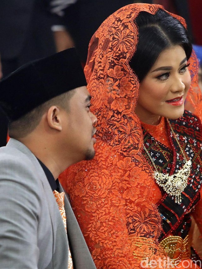 Adapun ulos khas Mandailing tampak menyilang di area dada berikut kalung dan sabuk emas bernuansa etnik. Tidak ketinggalan veil atau kerudung renda yang menginjeksikan sentuhan anggun. Foto: Grandyos Zafna