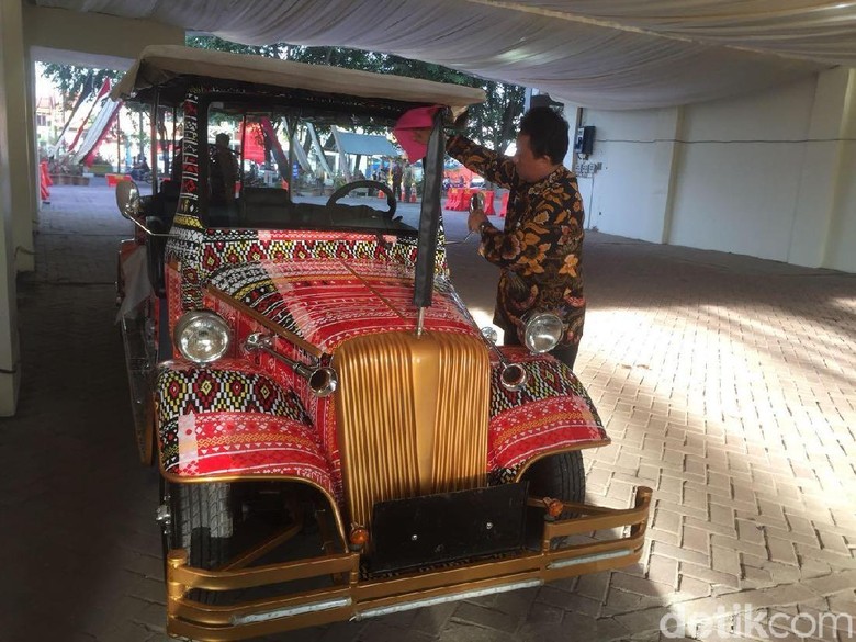 Mobil berbatik ulos Bobby-Kahiyang Foto: Jefris Santama/detikcom Mobil berbatik ulos Bobby-Kahiyang Foto: Jefris Santama/detikcom
