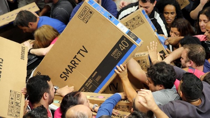 Pelanggan kerap tampak berjibaku dalam berebut barang saat Black Friday. Foto: Reuters Pelanggan kerap tampak berjibaku dalam berebut barang saat Black Friday. Foto: Reuters