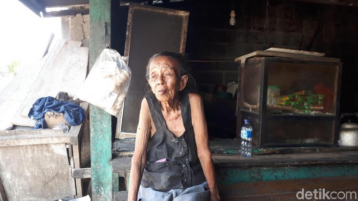 Kesetiaan Nenek Tini Rawat Suaminya yang Lumpuh di Tangsel