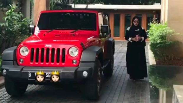 Sarita dan Harris Sama-sama Penggila Mobil Mewah 