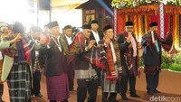 Sebelum manortor, para suhut ini dikalungkan kain ulos atau mangulosi. Setelah itu mereka melakukan tari tortor dengan iringan musik dan tabuhan gendang.