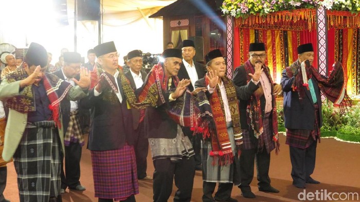 Raja-raja Manortor di Pesta Adat Kahiyang-Bobby