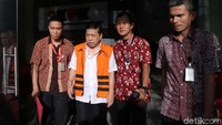 Dia terus berjalan kembali masuk ke mobil tahanan.