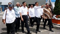 Presiden Jokowi didampingi Menko Kemaritiman Luhut Panjaitan, Menteri PUPR Basuki Hadimuljono dan Menhub Budi Karya Sumadi mengecek Terminal Bandara Internasional Silangit.