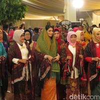 Selvi tampil dengan selendang Ulos dan yang dipadankan dengan kain bawahan Songket. Foto: Andhika Prasetia/detikcom