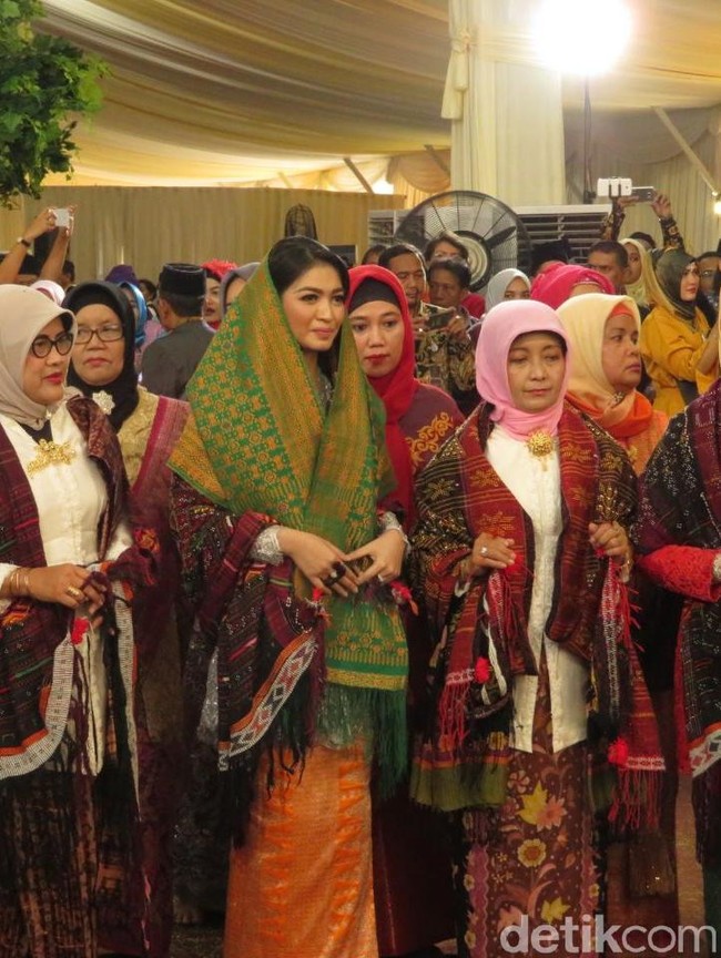 Selvi tampil dengan selendang Ulos dan yang dipadankan dengan kain bawahan Songket. Foto: Andhika Prasetia/detikcom