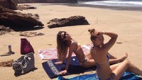 Berjemur di pinggir pantai juga menjadi kegemaran Gronya. Lihat saja fotonya yang satu ini bersama temannya (Instagram/gronyasomerville)