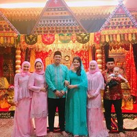 Saat prosesi Haroan Boru, kedua kakak Bobby Nasution memakai busana bernuansa pink muda. Siluet yang feminin dengan aksen ruffle serta taburan payet makin mempercantik gaya mereka. Foto: Instagram