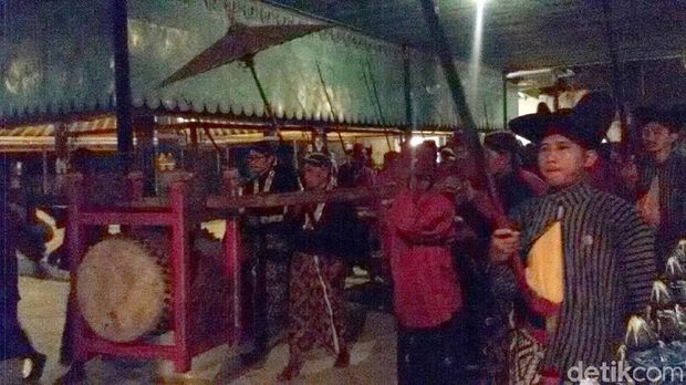 Prajurit keraton mengawal gamelan pusaka