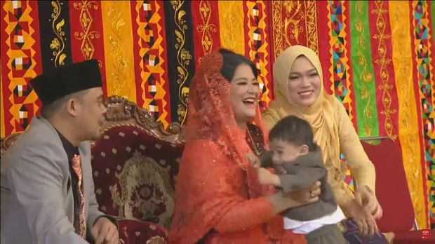 Gemas Banget! Jan Etes Bolak-balik Hampiri Kahiyang di Pesta Adat