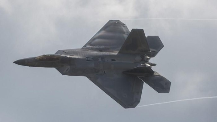 An F-22 Raptor does a fly-by during the airshow at Joint Andrews Air Base in Maryland on September 16, 2017. / AFP PHOTO / Andrew CABALLERO-REYNOLDS