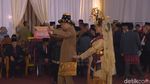 Momen Kahiyang dan Bobby Manortor di Depan Raja