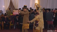 Manortor keduanya ditutup dengan pekikan horas.  (Foto: Dok. CNN Indonesia TV)