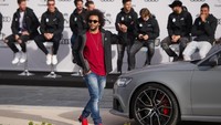Bintang Real Madrid Cristiano Ronaldo memiliki selera yang berbeda nih Otolovers karena ia memilih model RS7 Sportback Performance, sementara pelatih Zinedine Zidane mendapat model RS6 Avant Performance.  Foto: Denis Doyle/Getty Images For AUDI