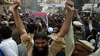Selama ini, Saeed selalu menyangkal terlibat. Dia menyebut bukti yang menunjukkan keterlibatannya hanya propaganda karangan India. Foto: Saeed disambut pendukungnya -- AFP PHOTO/ARIF ALI