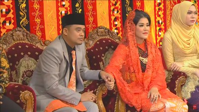 Eratnya Genggaman Tangan Kahiyang-Bobby Saat Pesta Adat