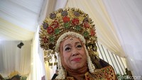 Salah satu tamu yang mengenakan pakaian adat memasuki lokasi acara pernikahan Kahiyang-Bobby.