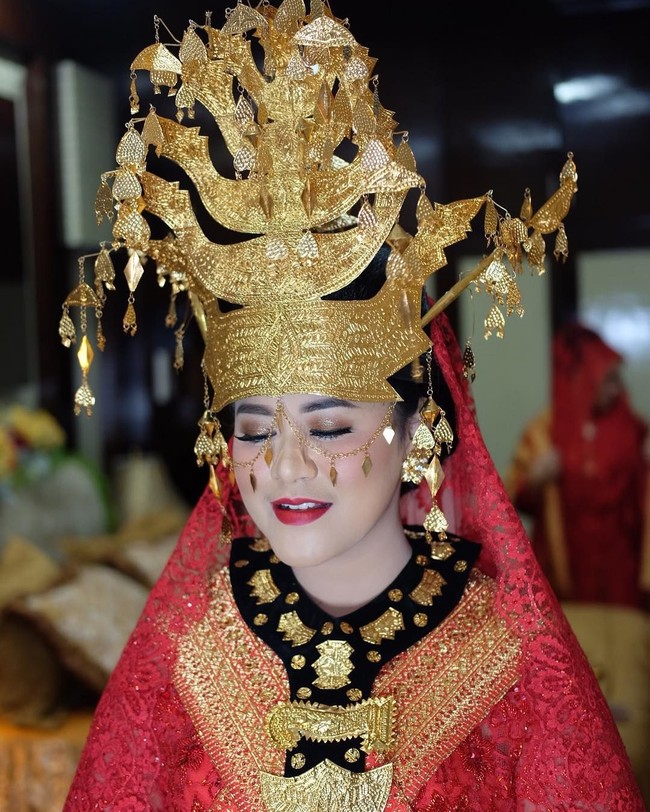 Sang makeup artist Barry Irawan memberikan tema glamour pada penampilannya karena menyesuaikan dengan pesta adat Mandailing yang memiliki ciri khas gemerlap dan mewah.  Foto: dok. Instagram (Noe_Onhair)