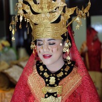 Sang makeup artist Barry Irawan memberikan tema glamour pada penampilannya karena menyesuaikan dengan pesta adat Mandailing yang memiliki ciri khas gemerlap dan mewah.  Foto: dok. Instagram (Noe_Onhair)