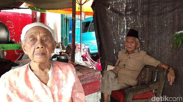 Ambiya bersama istrinya yang sudah berusia 106 tahun