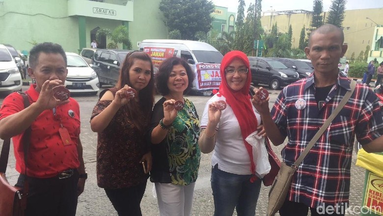 Relawan Jokowi Dapat Pin Khusus untuk Ikut Kirab Kahiyang-Bobby Relawan Jokowi Dapat Pin Khusus untuk Ikut Kirab Kahiyang-Bobby