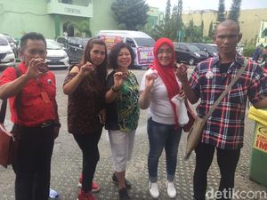 Relawan Jokowi Dapat Pin Khusus untuk Ikut Kirab Kahiyang-Bobby