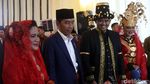 Ekspresi Jokowi-Iriana dan Kahiyang-Bobby Saat Manortor di Depan Wartawan